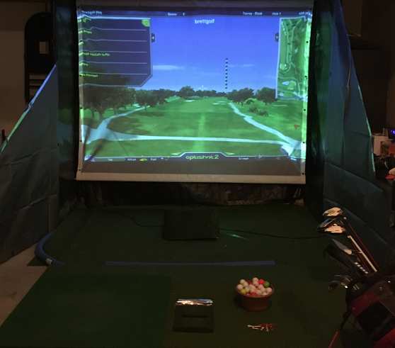 Golf simulator screen with side panels