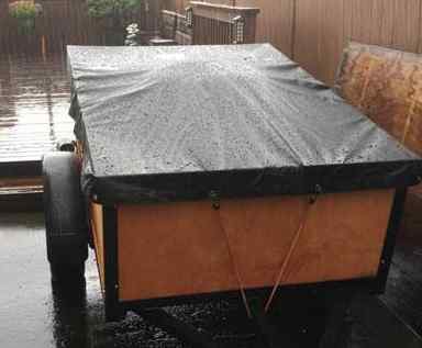 Trailer with raised middle shedding rain